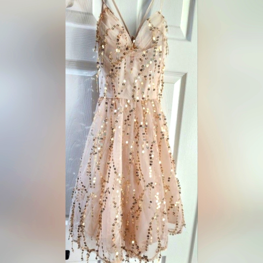 Elegant Gold Sequin Dress - Picture 2 of 3